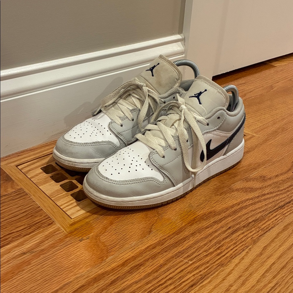 Nike Jordan 1 low Georgetown size 6 youth. - Picture 2 of 6